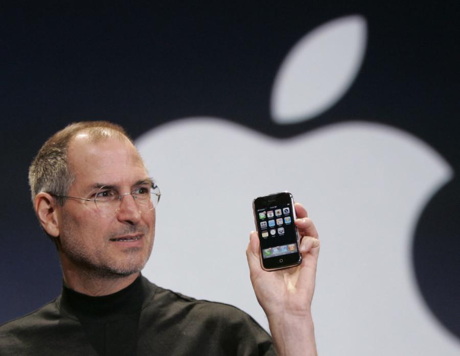 ****FILE***  Apple CEO Steve Jobs holds up an Apple iPhone at the MacWorld Conference in San Francisco, Jan. 9, 2007. Apple Inc., on a tear with its popular iPod players and Macintosh computers, is expected to report strong quarterly results Wednesday. (AP Photo/Paul Sakuma) ORG XMIT: CAPS105